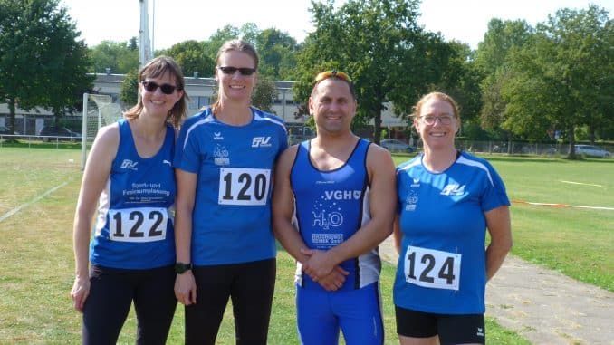 Mit zahlreichen Bezirks- und Kreismeistertiteln im Gepäck kehrten Heike Jedamzik, Kathrin Froböse, Daniel Ludwig und Katharina Münker (v.l.) von der FSV Sarstedt vom Masterswettkampf aus Gronau zurück.