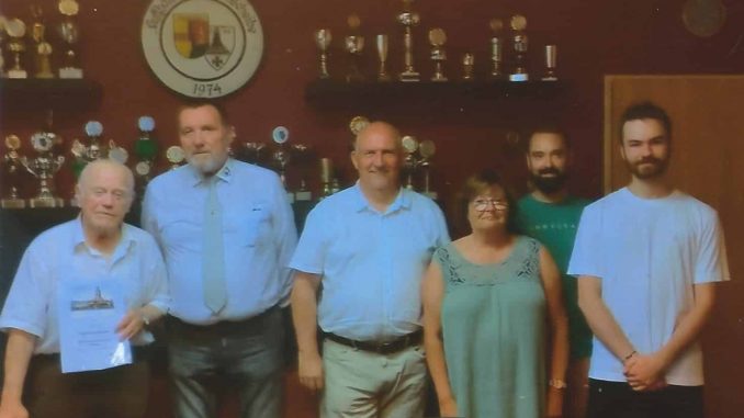 Blickten gemeinsam auf die 135-jährige Vereinsgeschichte der Kyffhäuser-Kameradschaft Ahrbergen zurück (v.li.): Karl-Heinz Bischoff-Tschirner (1.Vorsitzender), Friedrich Seegers (Kreisvorsitzender), Frank Jürges (Bürgermeister Gemeinde Giesen), Johanna Kreuzkam (Vorsitzende Ahrbeitsgemeinschaft der Ahrberger Vereine), Stephan Kreuzkam (Kreiskassenwart) und Alexander Becker (Mitglied KK Ahrbergen).